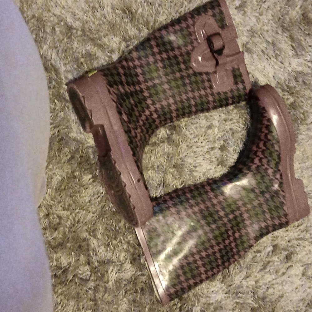 Rain/ snow boots.. size 8